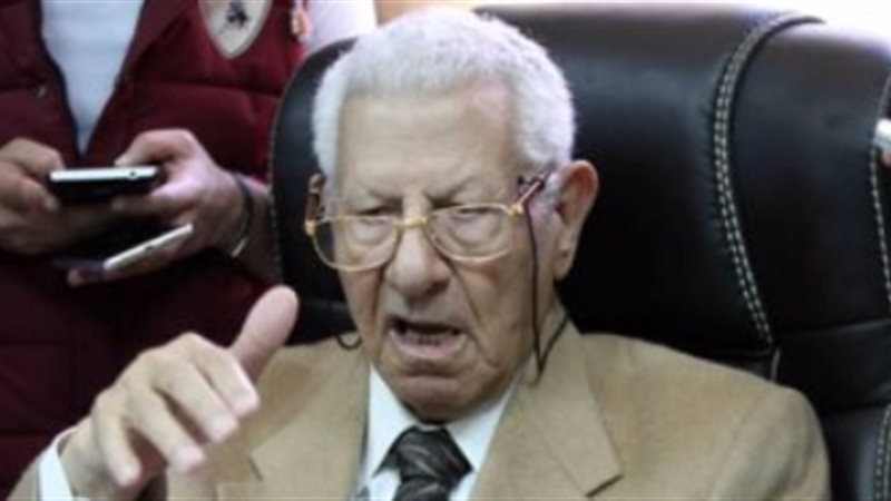 الكاتب الصحفي مكرم