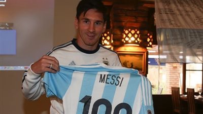 بالصورة.. «ميسى» يحتفل بدخول نادي العظماء مع «الأرجنتين»