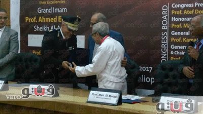 مدير «مرور القاهرة»: ندرس وضع صندوق أسود داخل السيارات لكشف ملابسات الحوادث.. 50 محضرا يوميا لسايس الجراجات لمواجهة ابتزاز المواطنين.. لن نسمح بترخيص التوك توك.. و65% من إشارات الشوارع تعمل 