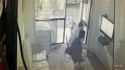 طفل يلقن شابا درسا لن ينساه داخل مقهى إنترنت (فيديو)