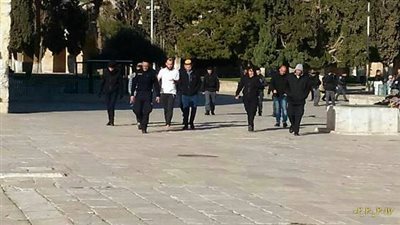 بالصور.. نائب رئيس الكنيست الإسرائيلي السابق يقتحم المسجد الأقصى