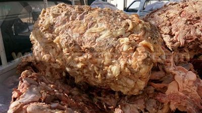 بالصور.. ضبط 23 طن جلود وهياكل قبل تصنيعها «مجمدات دواجن»