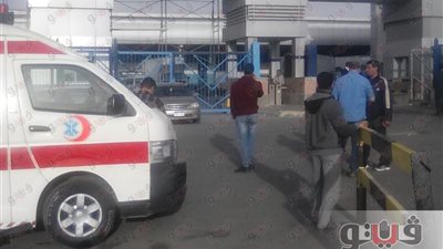 بالصور.. أصدقاء لاعب منتخب الدراجات ينتظرون جثمانه بمطار القاهرة