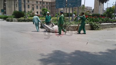عمال النظافة.. الجندي المجهول في امتحانات جامعة القاهرة