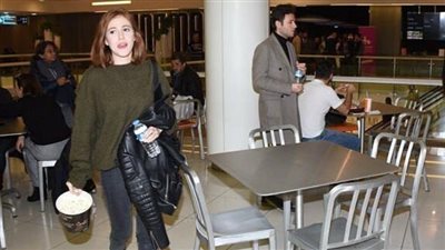 رد فعل غير متوقع لبطلة «حب للايجار» لحظة رؤيتها دون مكياج (صور)