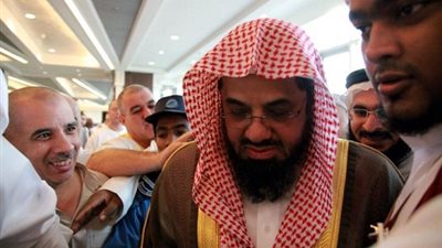 إمام الحرم المكي يبدي استياءه من «جروبات الواتس آب»
