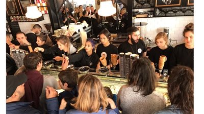 ترويجا للأيس كريم.. دبلوماسي إسرائيلي يستعين بعمرو دياب