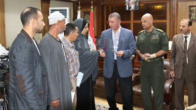 بالصور.. محافظ كفر الشيخ يمنح 4 رحلات عمرة لأسرتي شهيدين