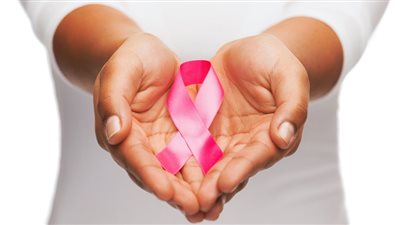 في اليوم العالمي لسرطان الثدي.. 8 أعراض للمرض تستوجب استشارة الطبيب فورا.. يصيب 100 ألف حالة سنويا.. هشام الغزالي: الكشف الذاتي والمبكر يرفعان نسب الشفاء.. و3 طرق للعلاج