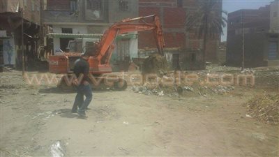 بالصور.. تكثيف أعمال النظافة بطريق الهويس في دمياط