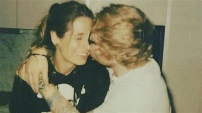 آيد شيران يعلن خطبته من حبيبته شيري سيبورن