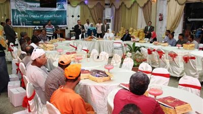 بالصور.. محافظ بني سويف يشارك عمال النظافة الإفطار الجماعي