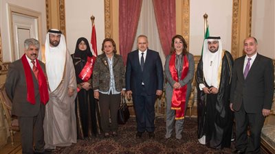 المهرجان الدولي للأم المثالية يكرم والي بمسرح جامعة القاهرة