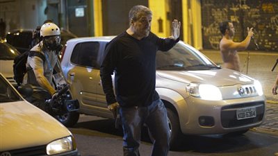 بالفيديو والصور.. ضابط برازيلى يطلق رصاصًا حيًا في المونديال