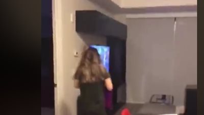 معاناة رجل مع زوجته لإجبارها على عدم تناول الطعام لإنقاص الوزن (فيديو)