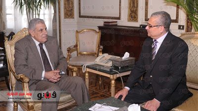 الورود تملأ مكتب وزير البحث العلمي قبل وصوله الوزارة