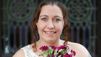 بالصور.. عقد القران الأغرب على الإطلاق «سيدة تتزوج من نفسها»