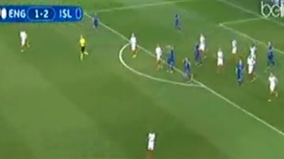 بالفيديو.. حارس إنجلترا يحرم مهاجم أيسلندا من هدف عالمي