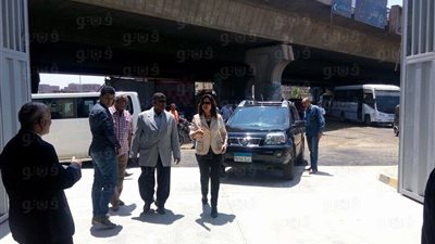 بالصور.. محافظ الجيزة يتفقد محطة مناولة القمامة بالوراق