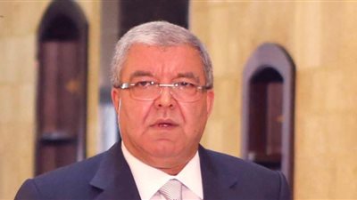 وزير داخلية لبنان يغادر مطار القاهرة إلى الرياض