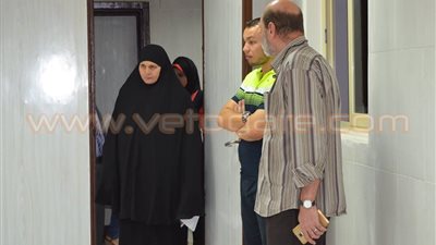 بالصور.. والدة محمد عبد الوهاب تتبرع لمركز أورام الفيوم