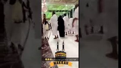 لحظة صفع معتمر لانشغاله بالهاتف في المسجد الحرام (فيديو)