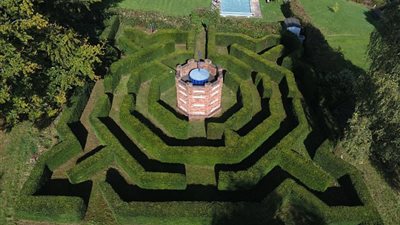 بالصور.. زوجان ينفذان حلمهما بتشييد متاهة في حديقة قصرهما