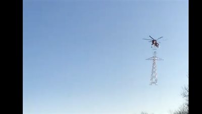 طائرة هليكوبتر تحلق بعمود كهرباء (فيديو)