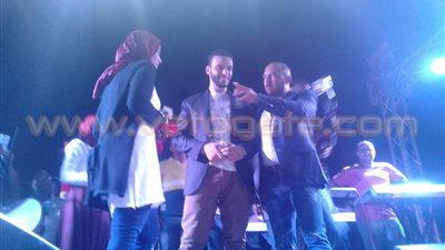 بالفيديو.. شاب يتقدم لخطبة حبيبته في حفل «علاج طبيعي القاهرة»