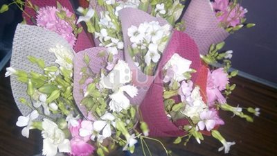 فتاة تفاجئ الأمهات بهدية رائعة في عيدهن (صور)