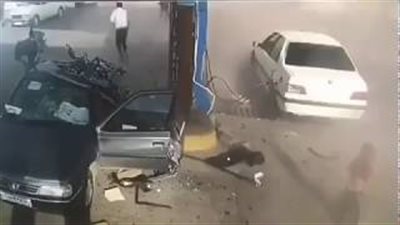 لحظة نجاة عائلة من حادث مروع داخل محطة وقود (فيديو)