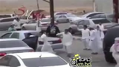 لحظة اعتدء 4 أشخاص على شاب بالضرب المبرح (فيديو)