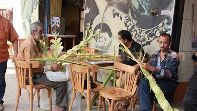 إقبال الأقباط على كنيسة المحلة للاحتفال بأحد السعف