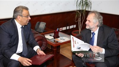 رئيس البريد المصري يبحث مع سفير بولندا بالقاهرة أوجه التعاون