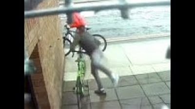 بالفيديو والصور.. شاهد كيف تغلب شاب على لص حاول سرقة دراجته