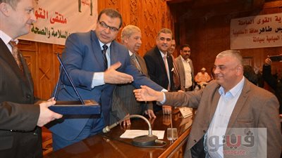 وزير القوى العاملة يهدي الدروع لـ16 شركة متميزة بالإسماعيلية