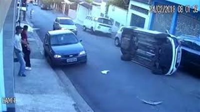 حادث تصادم مروع بين أكثر من سيارة (فيديو)