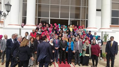 محافظ دمياط وسفير كندا في احتفالية «سيدات يمضين قدما» (صور)