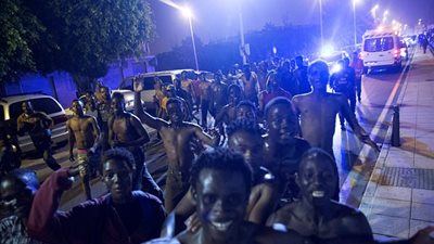 بالفيديو والصور.. لحظة وصول مركب مهاجرين على شاطئ إسباني