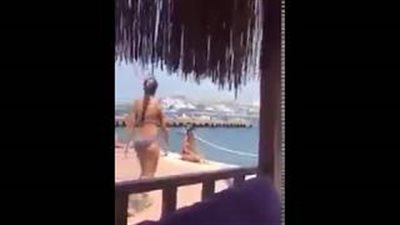 بالفيديو.. فتاة تصلي بالمايوه تثير ضجة عبر مواقع التواصل