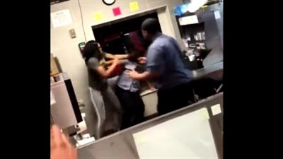 مشاجرة عنيفة بين عاملتين داخل مطعم (فيديو)