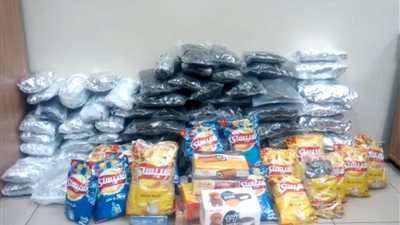 ضبط 8 ركاب حاولوا تهريب فرس بحر بمطار القاهرة (صور)