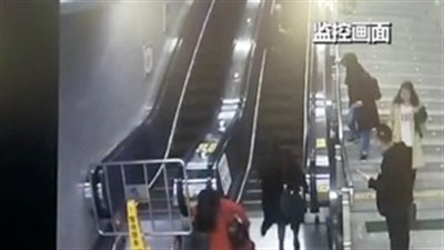 بالفيديو.. سيدة تنقذ عجوزا سقطت على سلم كهربائي