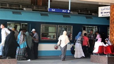 فريق صيانة يصل محطة مترو الزهراء لسحب القطار المتعطل