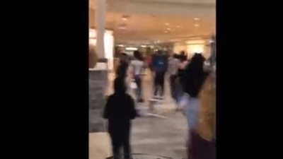 مشاجرة عنيفة بين الشباب والفتيات داخل مول (فيديو)