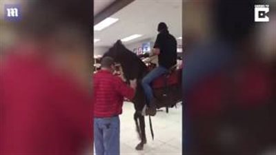 بالفيديو والصور.. رجل يقتحم سوبر ماركت راكبا «حصان»