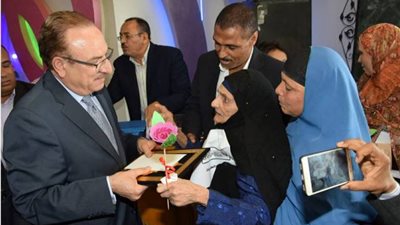 بالأسماء.. محافظ بني سويف يكرم 12 أما مثالية (صور)
