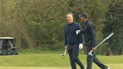 بالفيديو.. أوباما وكاميرون يلعبان الـ«جولف» في بريطانيا