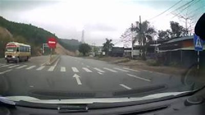 لحظة هروب رضيع من أمه وقطع طريق سريع زحفا (فيديو)