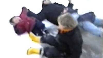 الجليد يضع مجموعة من الأشخاص في مواقف محرجة (فيديو)